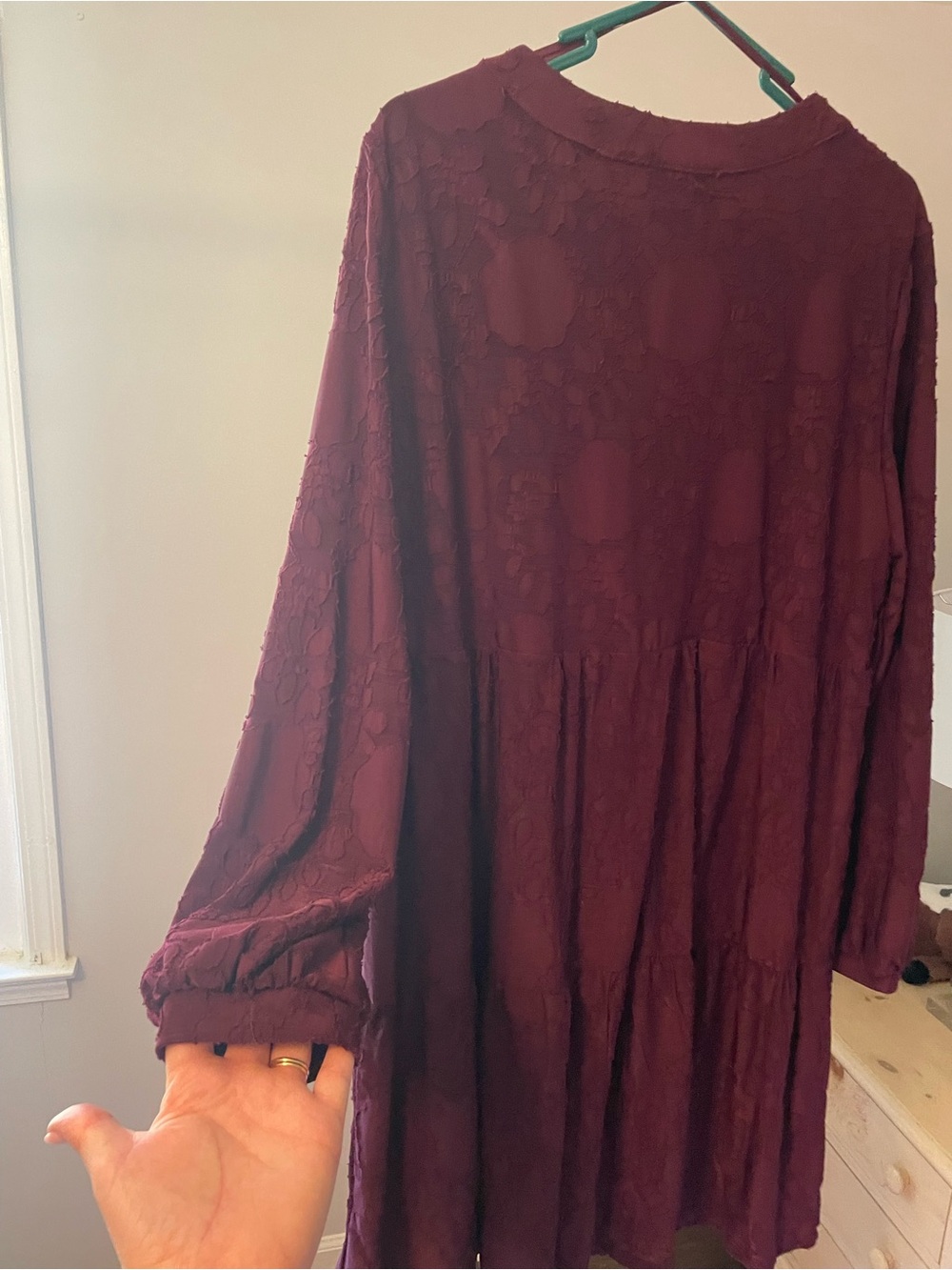 Ronni Nicole Burgundy Textured V-Neck Tiered Midi Dress - Picture 5 of 5